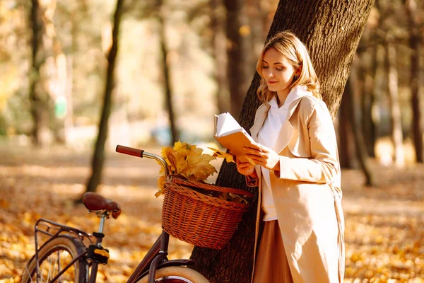 Mulher Elegante Lendo Livro Parque Outono Relaxamento Desfrutar Solidão Com — Fotografia de Stock