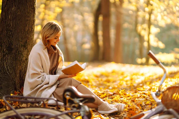Stylowa Kobieta Czytająca Książkę Jesiennym Parku Relaks Radość Samotność Naturą — Zdjęcie stockowe