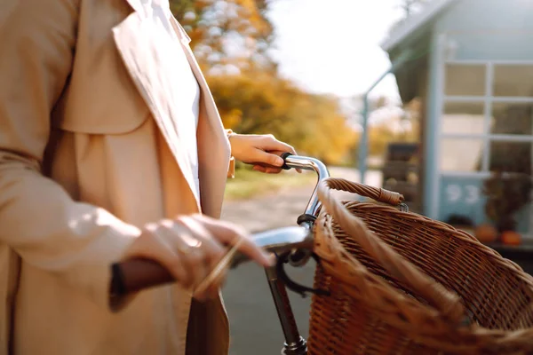 Mujer Con Estilo Con Una Bicicleta Disfrutando Del Clima Otoñal — Foto de Stock