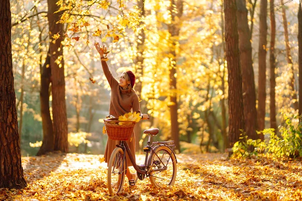 Beautiful Woman Arroja Hojas Otoño Divierte Parque Otoño Relajación Disfrute —  Fotos de Stock