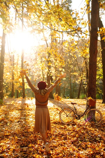 Beautiful Woman Throws Autumn Leaves Having Fun Autumn Park Relaxation — Stock Photo, Image