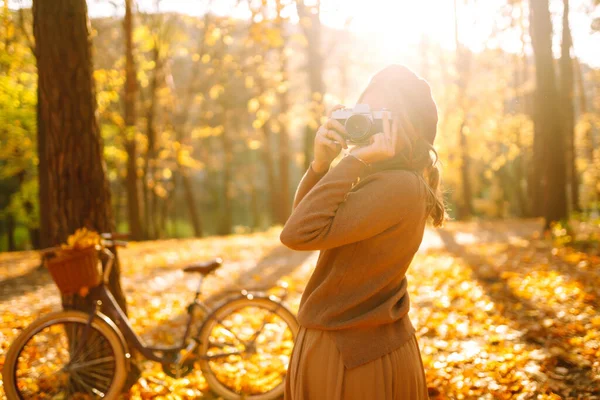 Stylish Woman Retro Camera Enjoying Autumn Weather Sunset Park She — Stock Photo, Image