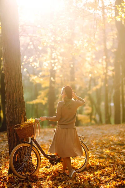 Mujer Con Estilo Con Una Bicicleta Disfrutando Del Clima Otoñal —  Fotos de Stock