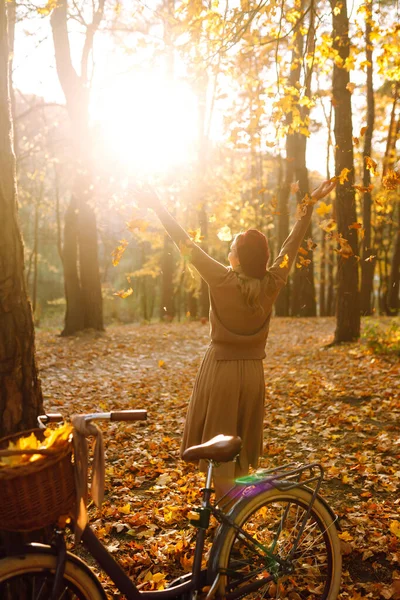 Beautiful Woman Throws Autumn Leaves Having Fun Autumn Park Relaxation — Stock Photo, Image