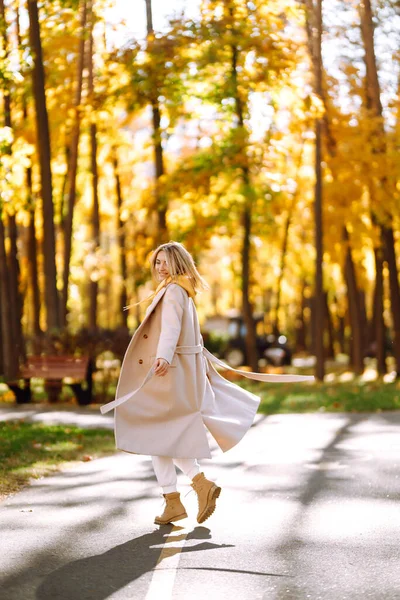 Mulher Elegante Desfrutando Clima Outono Parque Mulher Bonita Divertindo Floresta — Fotografia de Stock