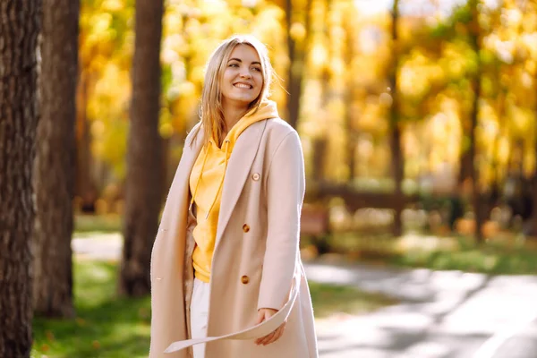 Mulher Elegante Desfrutando Clima Outono Parque Mulher Bonita Divertindo Floresta — Fotografia de Stock