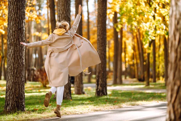 Mulher Elegante Desfrutando Clima Outono Parque Mulher Bonita Divertindo Floresta — Fotografia de Stock