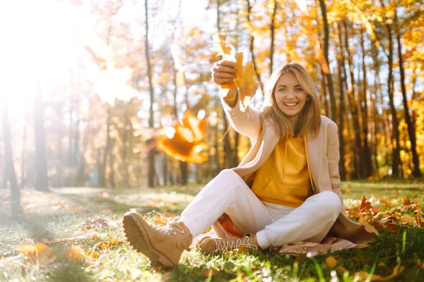 Uśmiechnięta Kobieta Bawiąca Się Żółtymi Liśćmi Jesieni Stylowa Kobieta Ciesząca — Zdjęcie stockowe