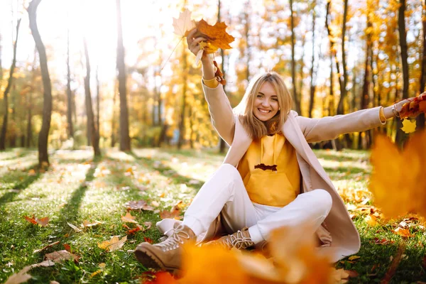 Uśmiechnięta Kobieta Bawiąca Się Żółtymi Liśćmi Jesieni Stylowa Kobieta Ciesząca — Zdjęcie stockowe