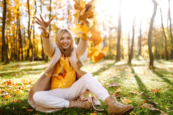 Mulher Sorridente Brincando Com Folhas Amarelas Outono Mulher Elegante Desfrutando — Fotografia de Stock