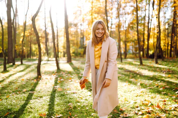 Smiling Woman Playing Autumn Yellow Leaves Stylish Woman Enjoying Autumn — Stock Photo, Image