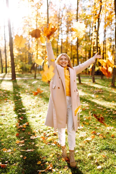 Mulher Sorridente Brincando Com Folhas Amarelas Outono Mulher Elegante Desfrutando — Fotografia de Stock