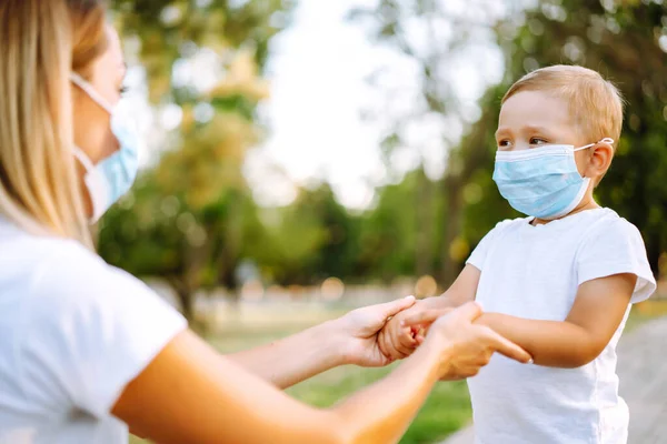 Together Pandemic Mother Her Baby Sterile Medical Mask Quarantine City — Stock Photo, Image