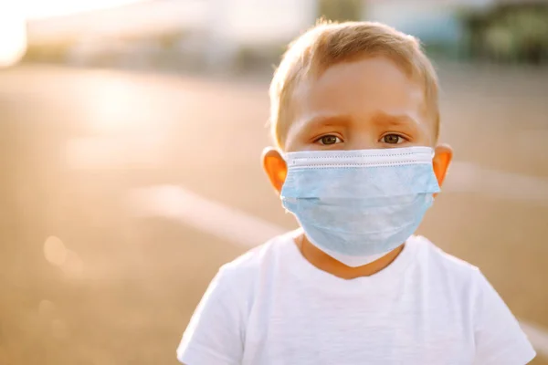 Niño Pequeño Usa Mascarilla Médica Durante Pandemia Ciudad Bajo Cuarentena — Foto de Stock