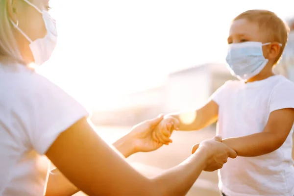 Juntos Durante Pandemia Madre Bebé Máscara Médica Estéril Ciudad Cuarentena — Foto de Stock