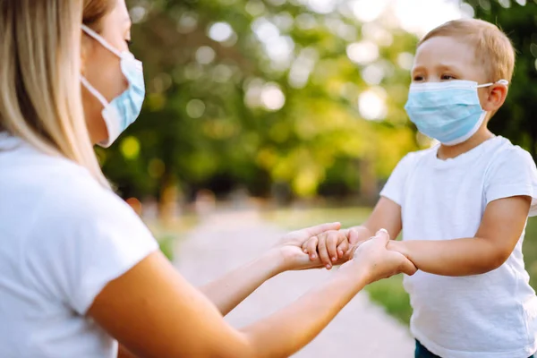 Together Pandemic Mother Her Baby Sterile Medical Mask Quarantine City — Stock Photo, Image