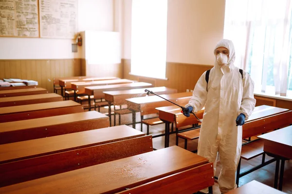 Trabalhador Vestindo Roupas Protetoras Sprays Desinfetante Classe Escolar Covid — Fotografia de Stock