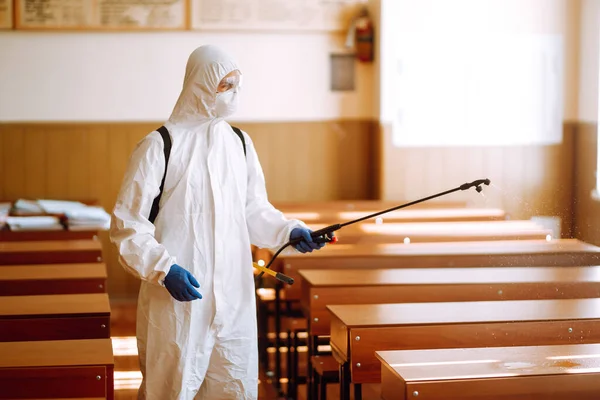 Trabajador Con Traje Protector Pulveriza Desinfectante Clase Escolar Covid — Foto de Stock