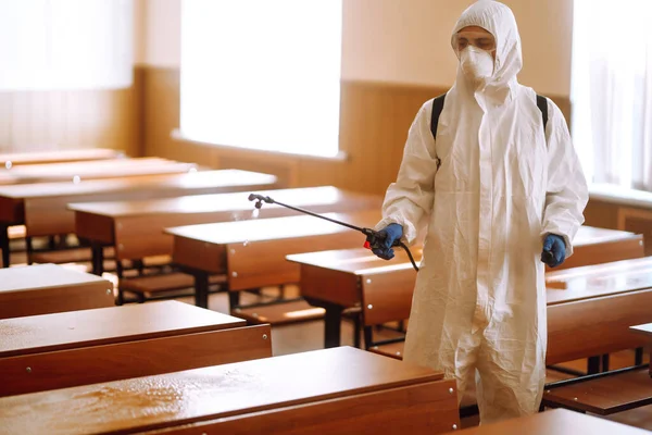 Werknemer Een Beschermend Pak Sprays Desinfecterende School Klasse Covid — Stockfoto