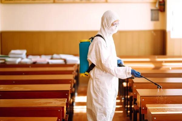 Werknemer Een Beschermend Pak Sprays Desinfecterende School Klasse Covid — Stockfoto