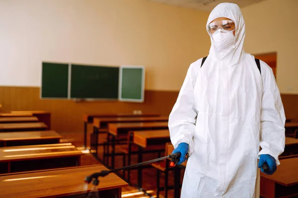 Trabajador Con Traje Protector Pulveriza Desinfectante Clase Escolar Covid —  Fotos de Stock