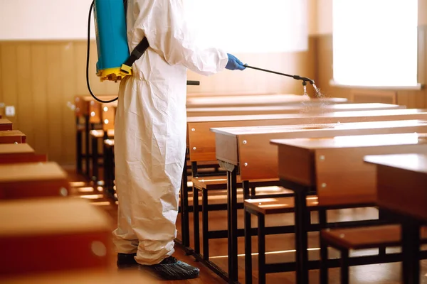 Mensen Hazmats Desinfecteren Schoolklas Covid Ontsmetting Van Het Coronavirus — Stockfoto