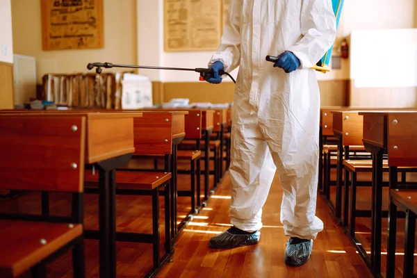 危险地带的人在学校课堂上消毒 Covid 概念验尸官消毒 — 图库照片