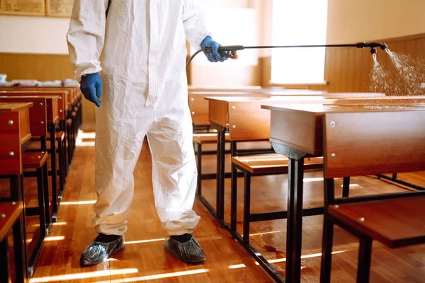 Mensen Hazmats Desinfecteren Schoolklas Covid Ontsmetting Van Het Coronavirus — Stockfoto