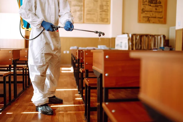 Persone Pericolo Che Disinfettano Classe Scolastica Covid Concetto Disinfezione Coronavirus — Foto Stock