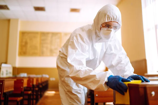 概念コロナウイルスの消毒 学校の授業で掃除をするハズマットの人たち Covid — ストック写真