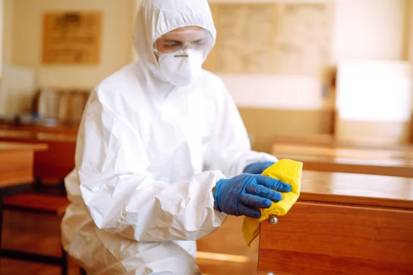 Los Guantes Mano Están Limpiando Clase Escolar Para Prevenir Covid — Foto de Stock