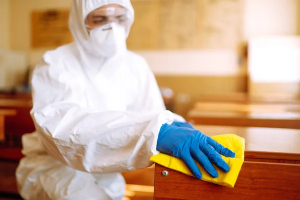 手袋の手は Covid 19を防ぐために学校のクラスを掃除しています コロナウイルスのパンデミック時に学校を消毒する — ストック写真