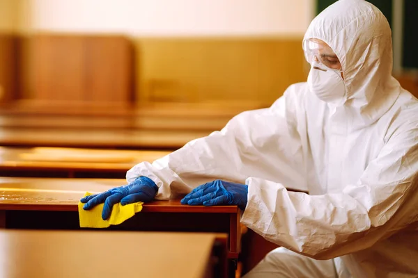 Los Guantes Mano Están Limpiando Clase Escolar Para Prevenir Covid — Foto de Stock