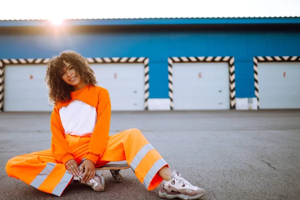 Mulher Elegante Com Cabelo Encaracolado Terno Laranja Posando Com Skate — Fotografia de Stock