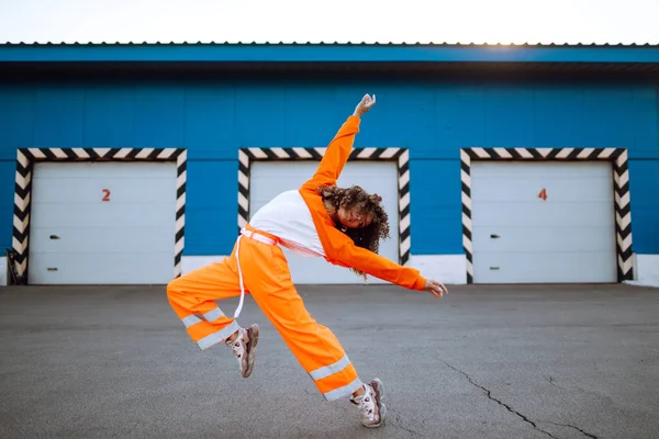 Ung Afroamerikansk Kvinna Dansare Som Dansar Gatan Vid Solnedgången Snygg — Stockfoto