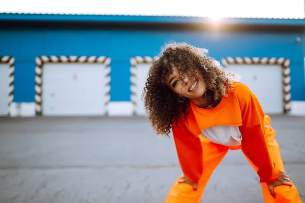 Mulher Elegante Com Cabelo Encaracolado Terno Laranja Posando Com Skate — Fotografia de Stock