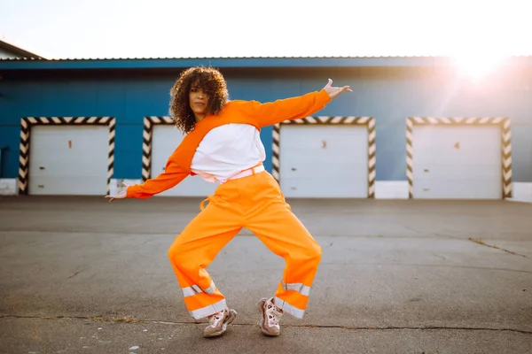 Ung Afroamerikansk Kvinna Dansare Som Dansar Gatan Vid Solnedgången Snygg — Stockfoto