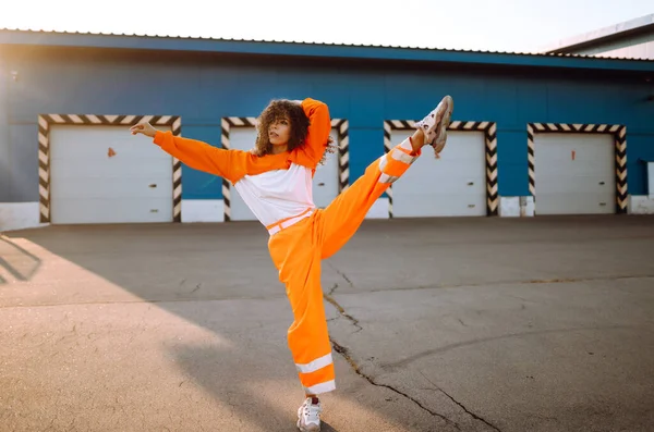 Ung Afroamerikansk Kvinna Dansare Som Dansar Gatan Vid Solnedgången Snygg — Stockfoto