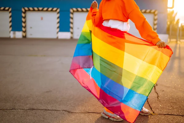 Młoda Afroamerykańska Lesbijka Tęczową Flagą Lgbt Ulicy Zachodzie Słońca Stylowa — Zdjęcie stockowe