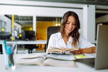 Mesafe öğrenme. Genç iş kadını, öğrenci, öğretmen, öğretmen kablosuz kulaklık takıyor. Bilgisayar konferansı için web kamerasından arıyor..