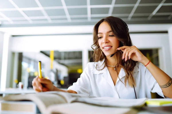 Distance Learning Young Business Woman Student Teacher Tutor Wear Wireless — Stock Photo, Image