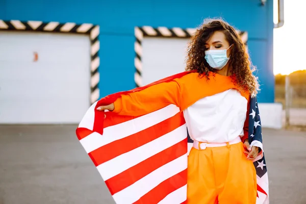 Afroamerykanka Masce Medycznej Amerykańską Flagą Kręcone Kobiety Podczas Kwarantanny Koncepcja — Zdjęcie stockowe