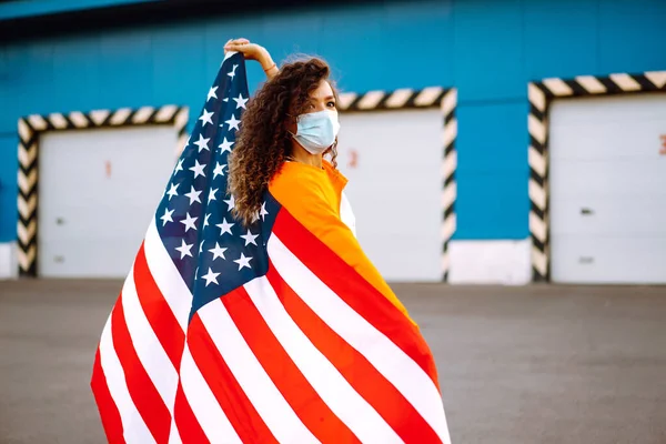 Африканська Американська Жінка Масками Обличчя Медиків Американським Прапором Цікава Жінка — стокове фото