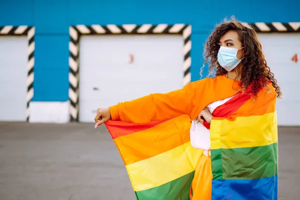 Afroamerykańska Lesbijka Medyczną Maską Twarzy Pozująca Flagą Igbt Kręcone Kobiety — Zdjęcie stockowe