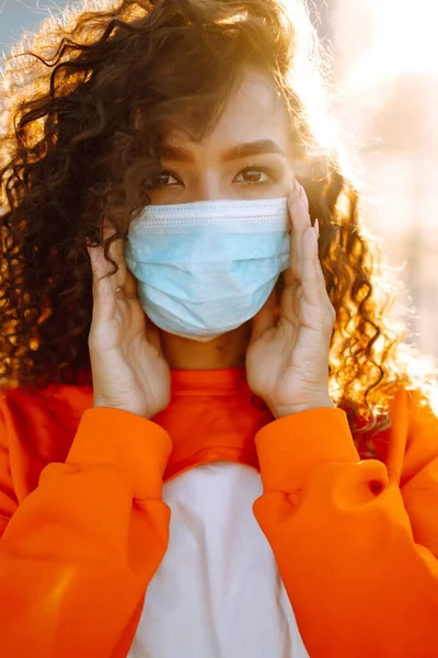 Jovem Com Máscara Médica Pôr Sol Mulher Encaracolada Posando Durante — Fotografia de Stock