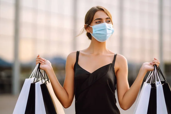 Mulher Bonita Máscara Médica Estéril Protetora Com Sacos Compras Perto — Fotografia de Stock