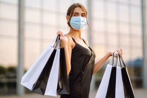 Mulher Bonita Máscara Médica Estéril Protetora Com Sacos Compras Perto — Fotografia de Stock