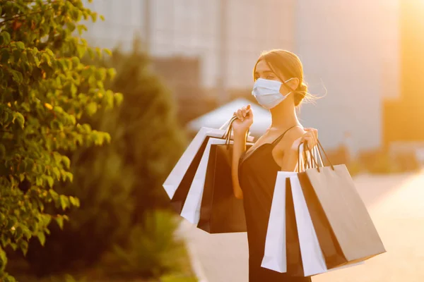 Modieuze Vrouw Met Een Beschermend Medisch Masker Met Boodschappentassen Bij — Stockfoto