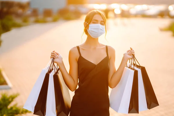 Mujer Moda Con Máscara Médica Protectora Con Bolsas Compras Atardecer — Foto de Stock