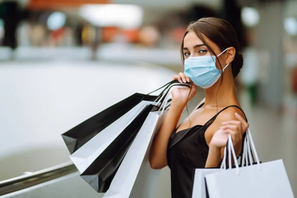 Mujer Compras Mujer Joven Con Máscara Médica Estéril Protectora Cara — Foto de Stock